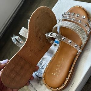 Very cute rhinestone sandals perfect for summer !!